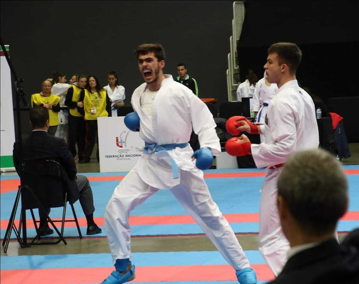 Gabriel Moreira em competição de karaté, campeão nacional em 2016