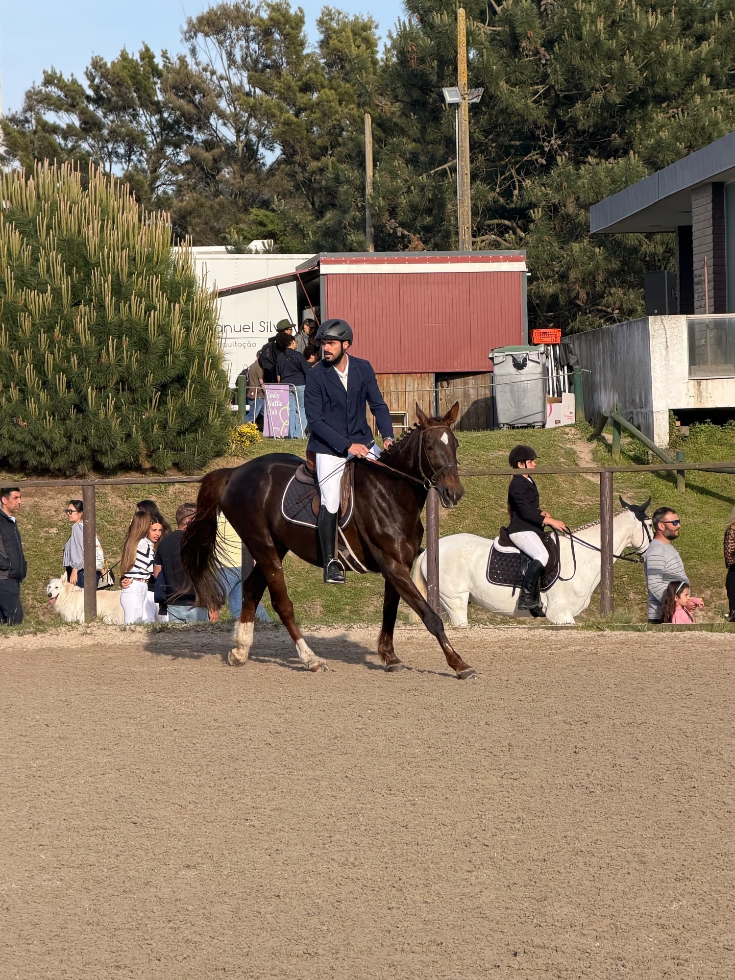 Gabriel Moreira a montar a cavalo, em salto de obstáculos